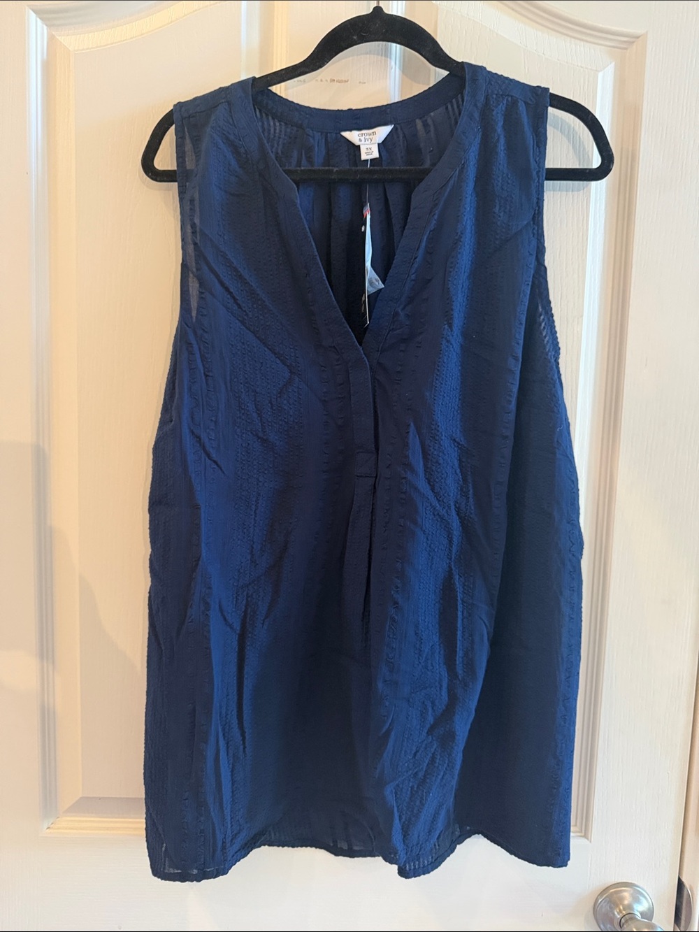 Crown & Ivy Sleeveless Navy Textured V-Neck Women’s Top